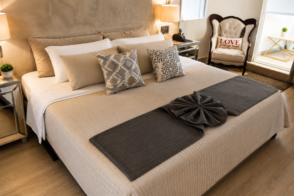 Allegra Suites, master suite con cama matrimonial