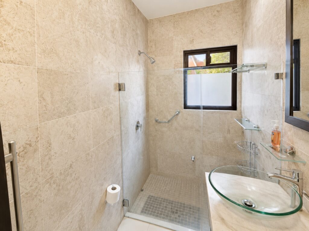 Las Fuentes 34-A, baño de la recámara 2