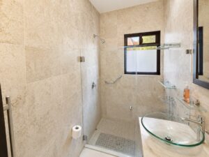 Las Fuentes 34-A, baño de la recámara 2