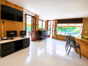 Las Fuentes 34-A, sala de TV con aire acondicionado
