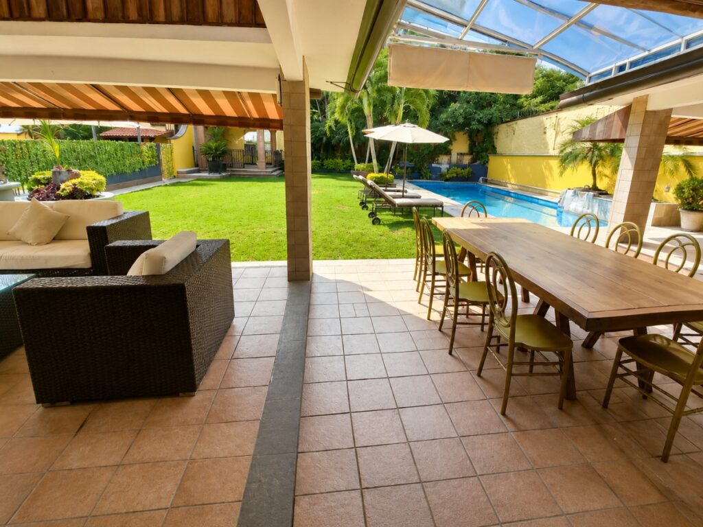 Las Fuentes 34-A, terraza techada con comedor exterior