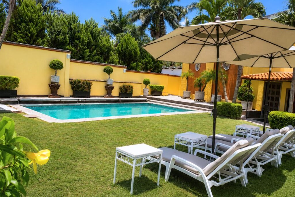 Alberca con caldera y jardín tropical en Villa las Fuentes, Cuernavaca