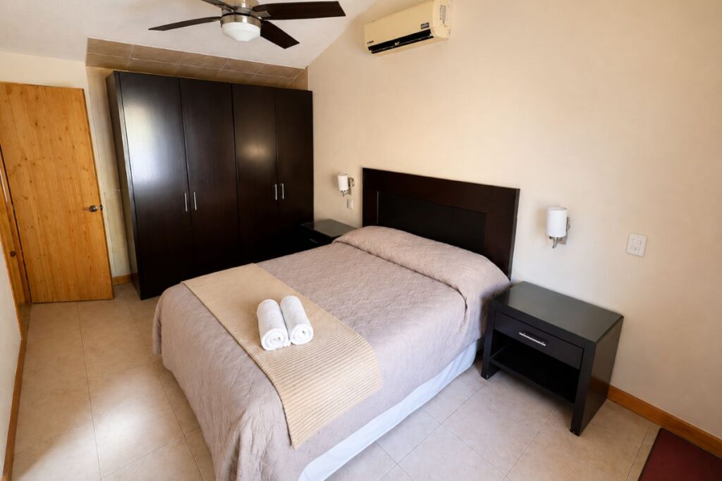 Recámara 1 con cama matrimonial y aire acondicionado en Villa las Fuentes