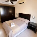 Recámara 1 con cama matrimonial y aire acondicionado en Villa las Fuentes