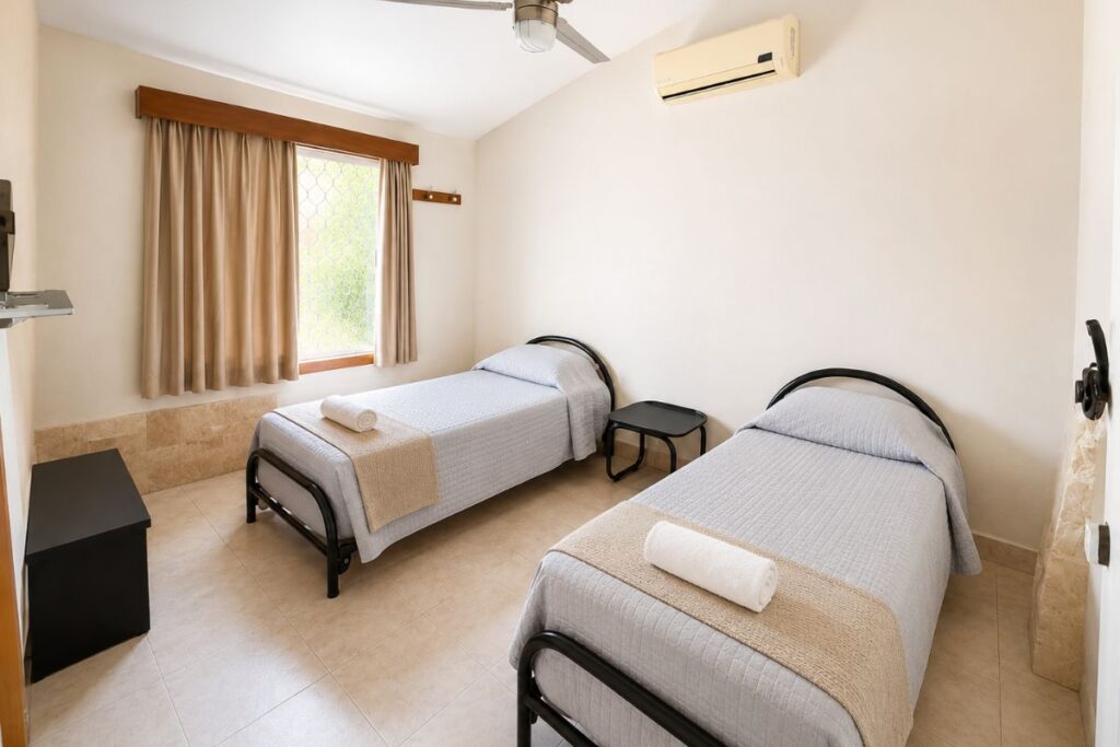 Recámara 3 con dos camas individuales en Villa las Fuentes, Cuernavaca