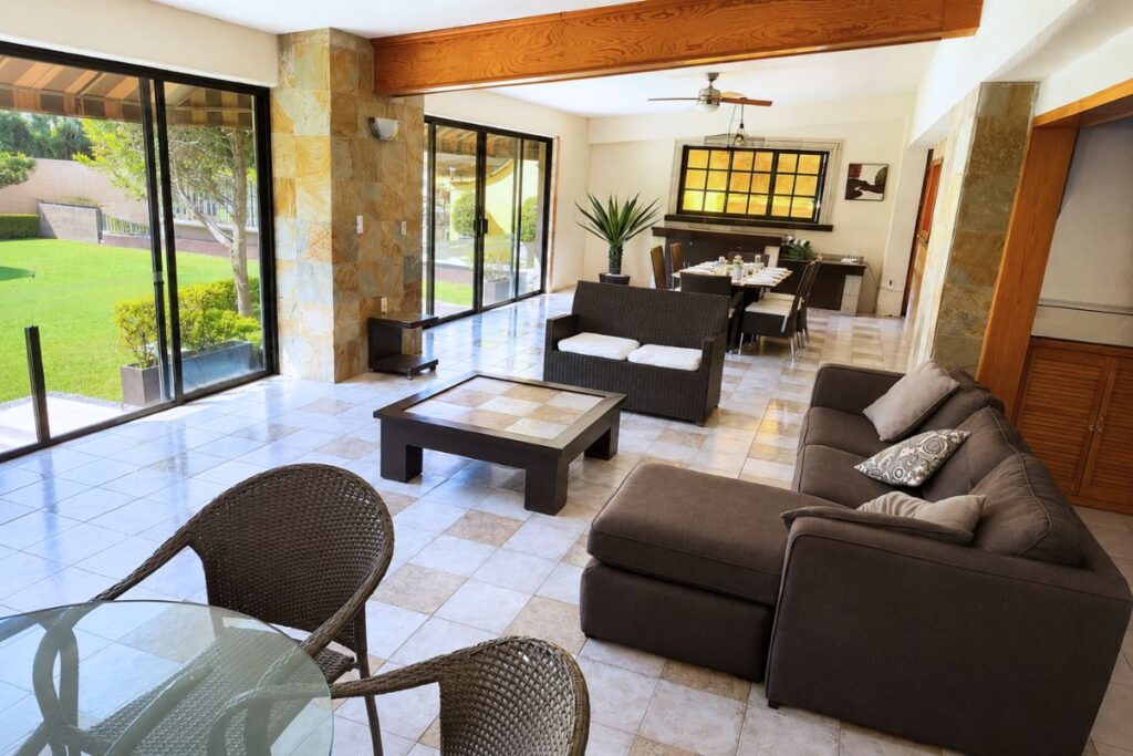 Sala y comedor interiores de Villa las Fuentes, casa completa en Cuernavaca