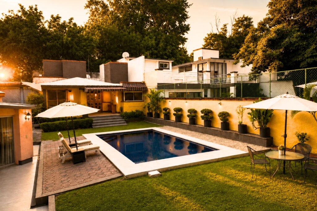Villas Eucalipto, alberca y jardín al atardecer