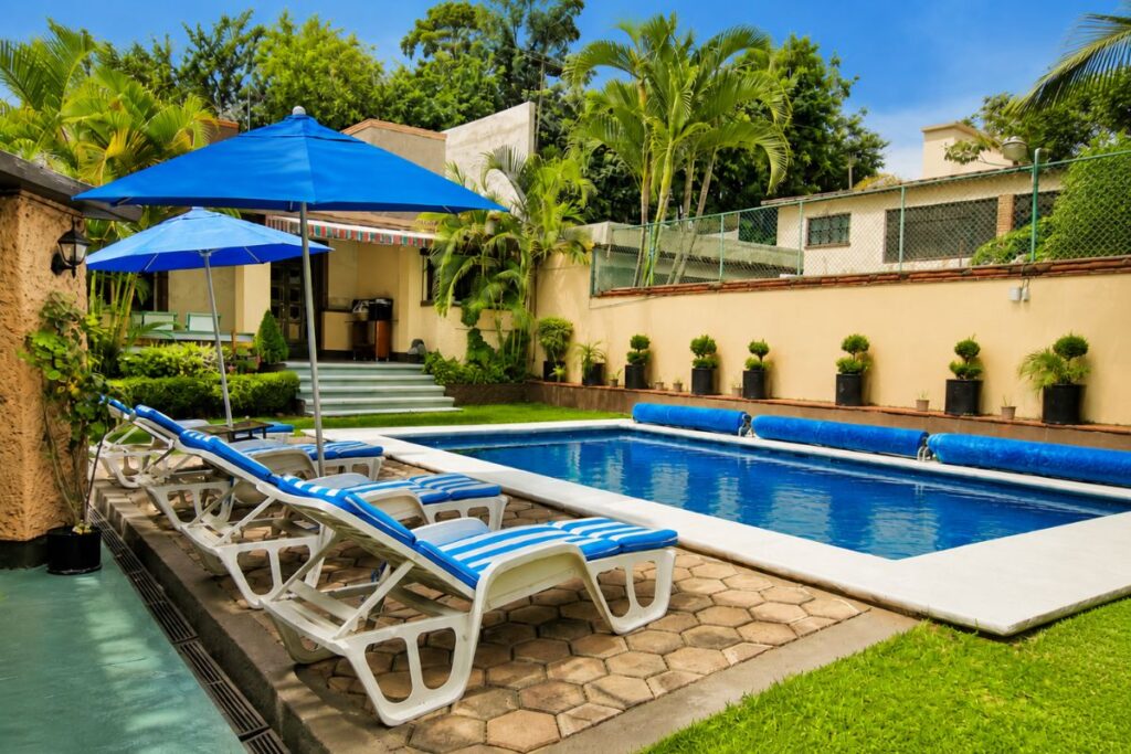Villas Eucalipto, área de alberca y jardín del conjunto