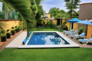 Villas Eucalipto, vista del jardín y la alberca